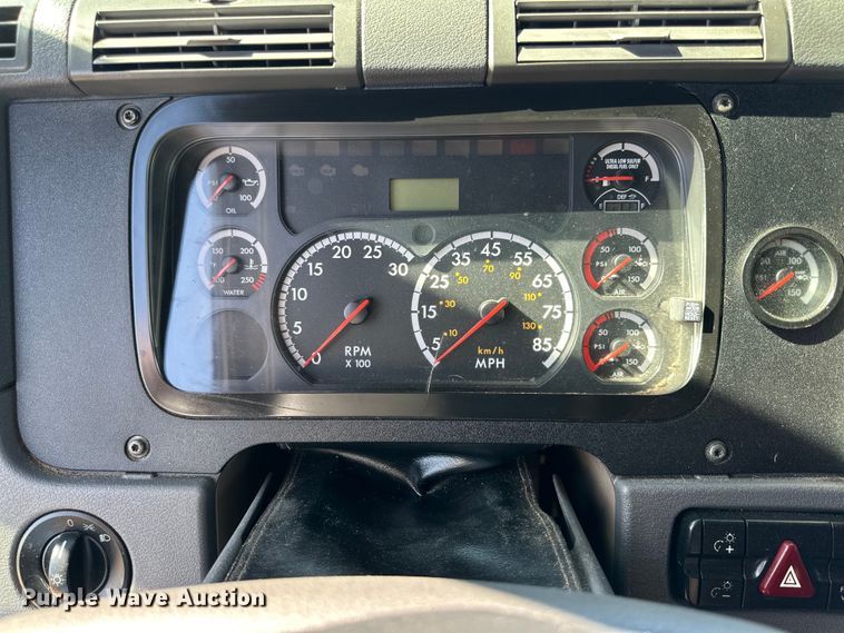 image for item DG4419 2012 Freightliner Cascadia 125 semi truck