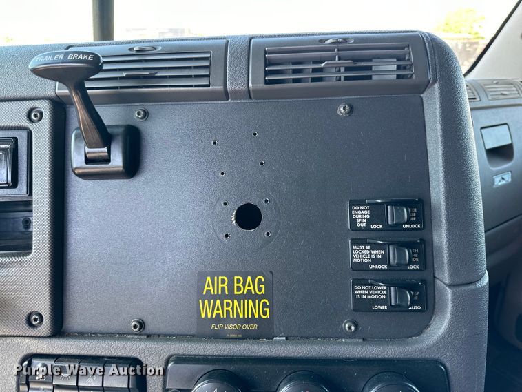 image for item DG4419 2012 Freightliner Cascadia 125 semi truck