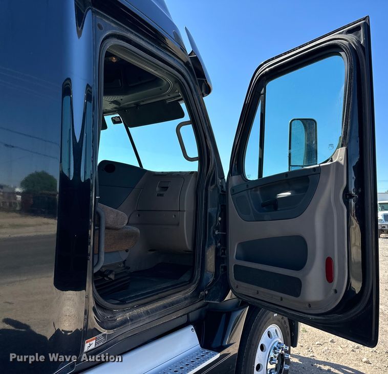 image for item DG4419 2012 Freightliner Cascadia 125 semi truck