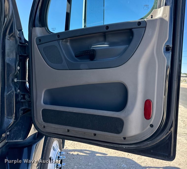 image for item DG4419 2012 Freightliner Cascadia 125 semi truck