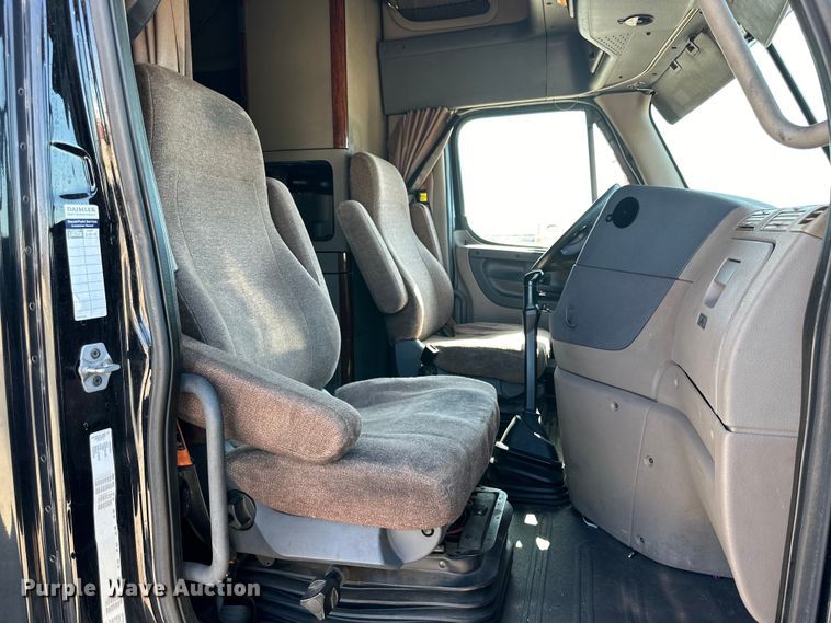 image for item DG4419 2012 Freightliner Cascadia 125 semi truck