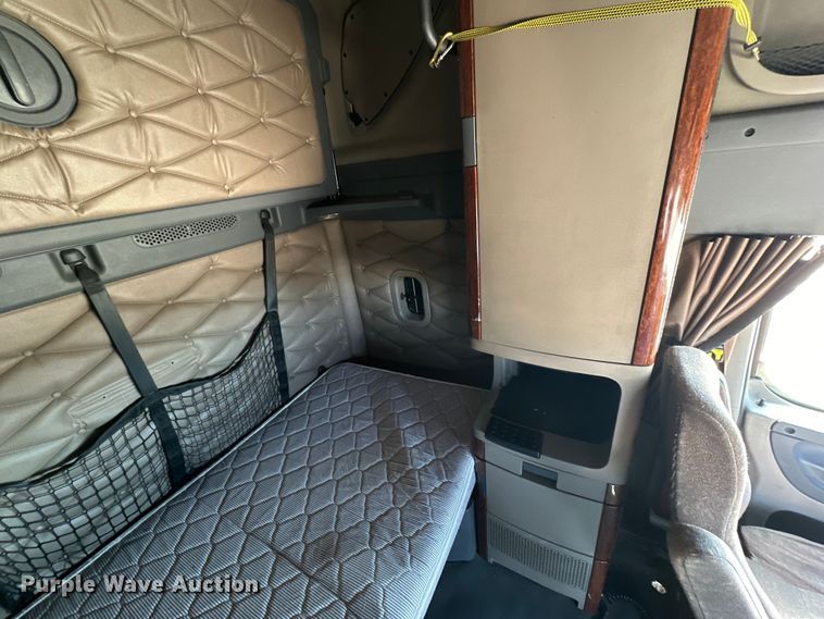 image for item DG4419 2012 Freightliner Cascadia 125 semi truck