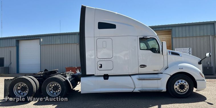image for item DG4424 2018 Kenworth  T680 semi truck