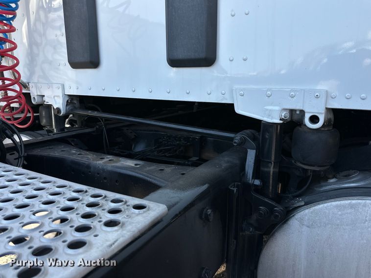 image for item DG4424 2018 Kenworth  T680 semi truck