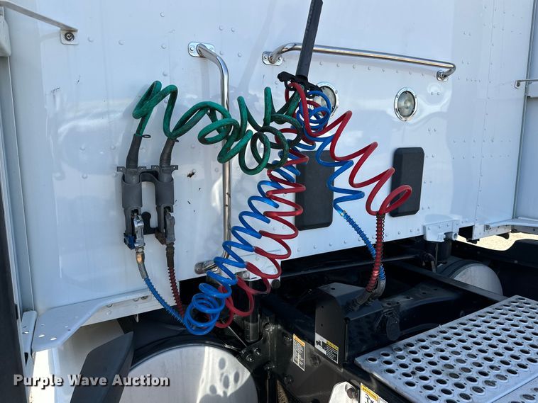 image for item DG4424 2018 Kenworth  T680 semi truck