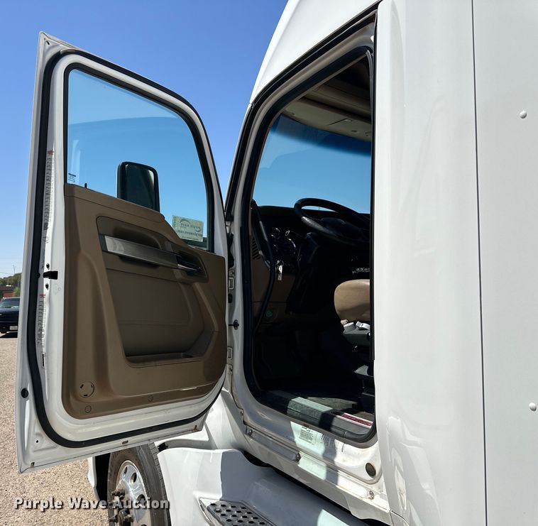 image for item DG4424 2018 Kenworth  T680 semi truck