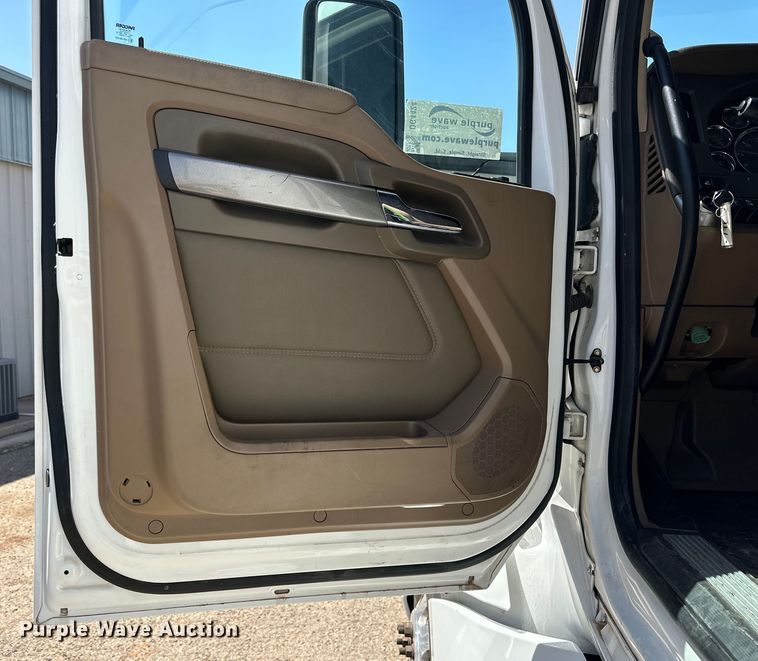 image for item DG4424 2018 Kenworth  T680 semi truck