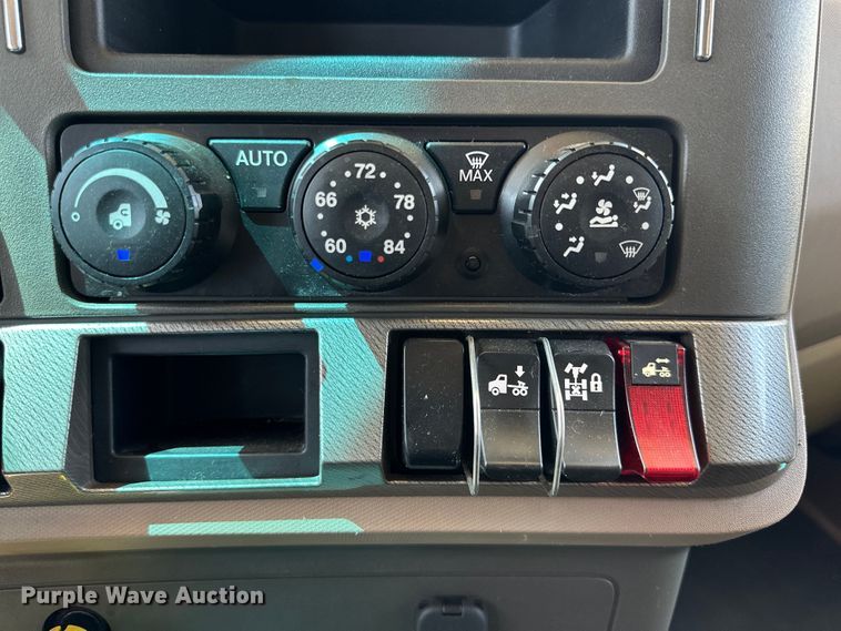 image for item DG4424 2018 Kenworth  T680 semi truck