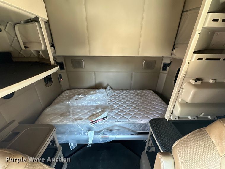 image for item DG4424 2018 Kenworth  T680 semi truck