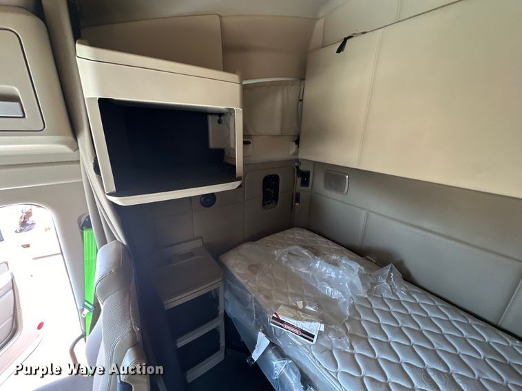 image for item DG4424 2018 Kenworth  T680 semi truck