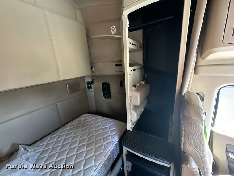 image for item DG4424 2018 Kenworth  T680 semi truck