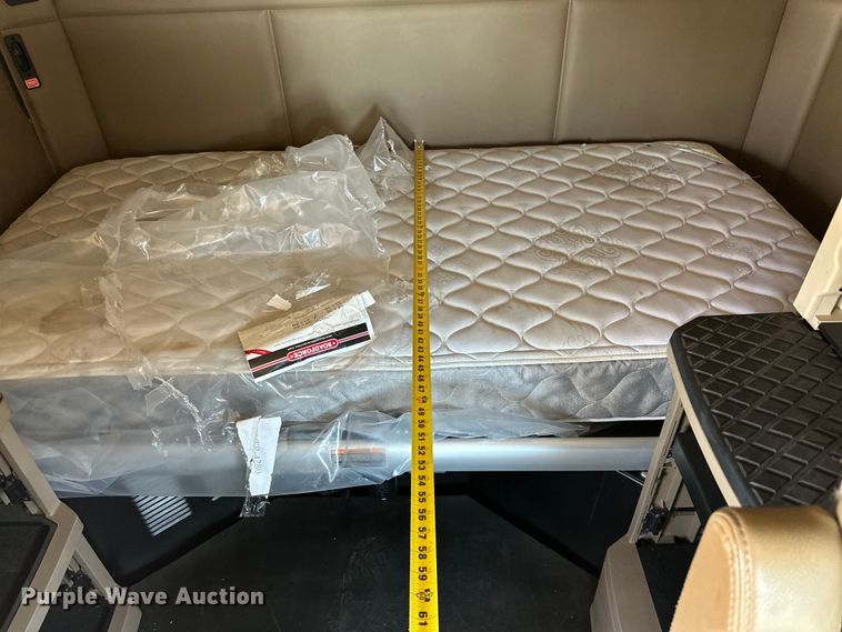 image for item DG4424 2018 Kenworth  T680 semi truck