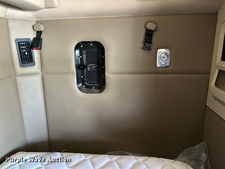 image for item DG4424 2018 Kenworth  T680 semi truck