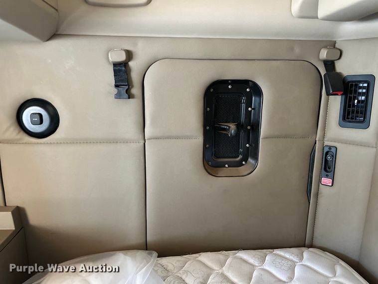 image for item DG4424 2018 Kenworth  T680 semi truck