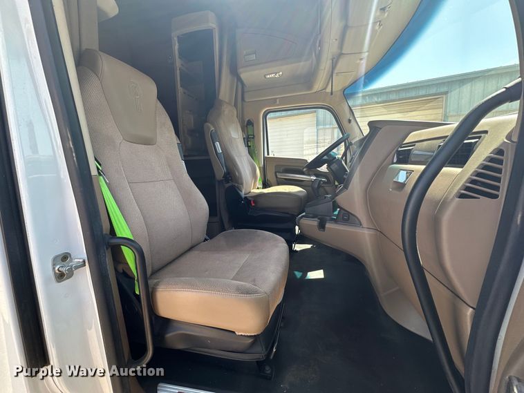 image for item DG4424 2018 Kenworth  T680 semi truck