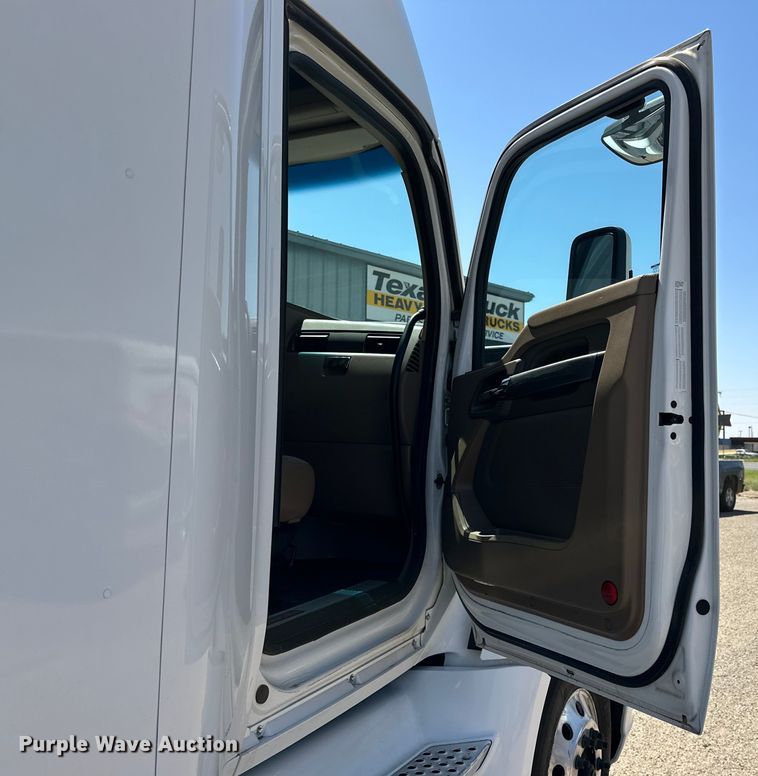 image for item DG4424 2018 Kenworth  T680 semi truck