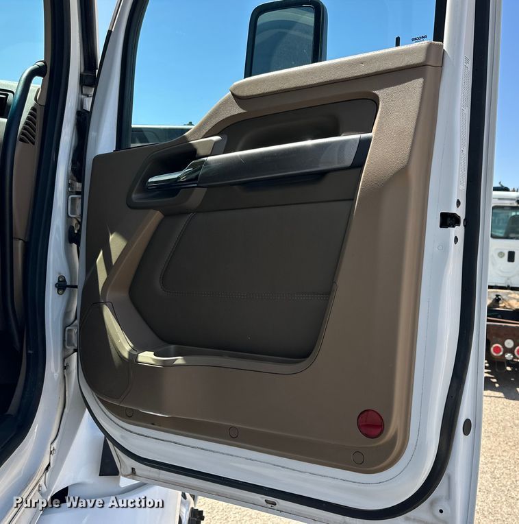 image for item DG4424 2018 Kenworth  T680 semi truck