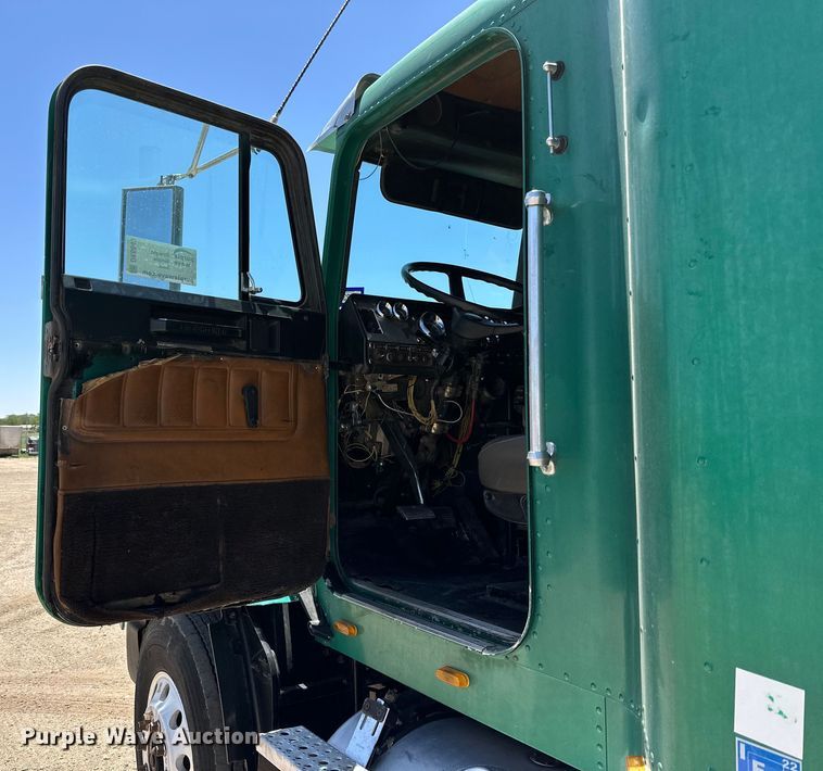 image for item DK6643 1992 Freightliner FLD semi truck