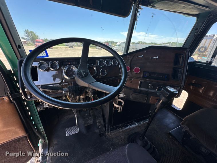 image for item DK6643 1992 Freightliner FLD semi truck