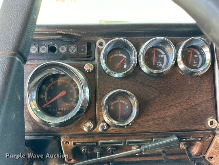 image for item DK6643 1992 Freightliner FLD semi truck