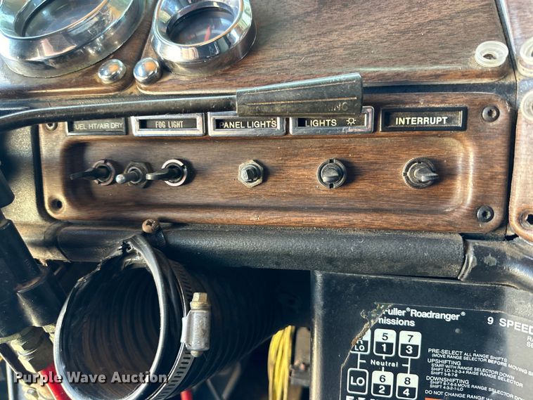 image for item DK6643 1992 Freightliner FLD semi truck