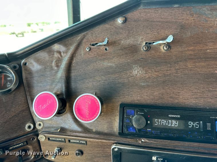 image for item DK6643 1992 Freightliner FLD semi truck