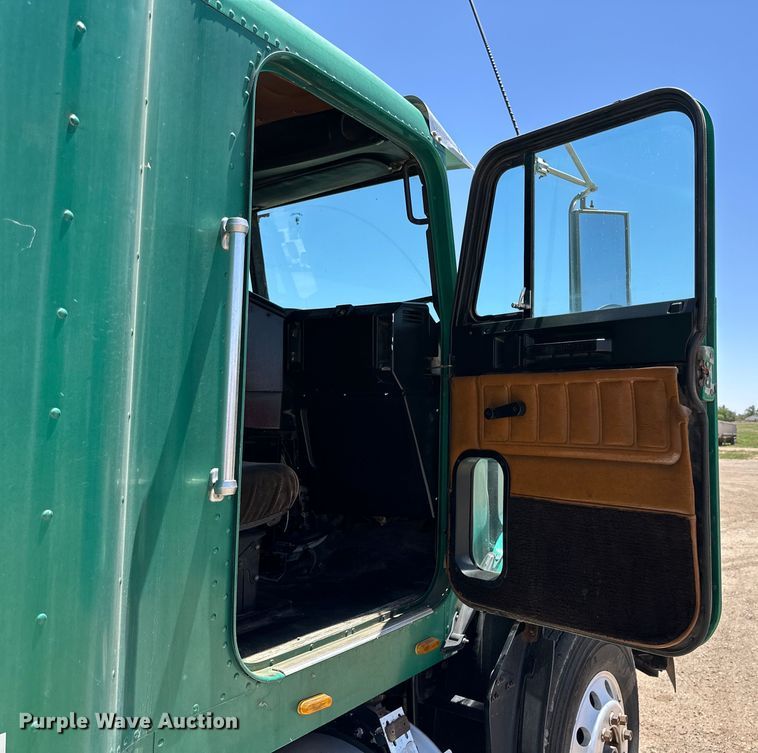 image for item DK6643 1992 Freightliner FLD semi truck