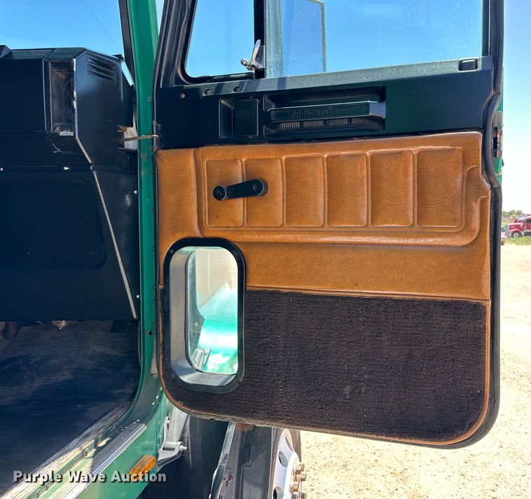 image for item DK6643 1992 Freightliner FLD semi truck