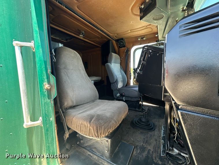 image for item DK6643 1992 Freightliner FLD semi truck