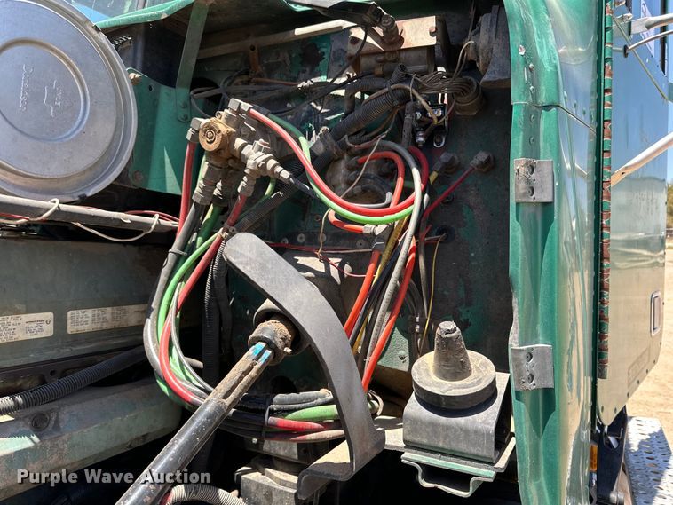 image for item DK6643 1992 Freightliner FLD semi truck