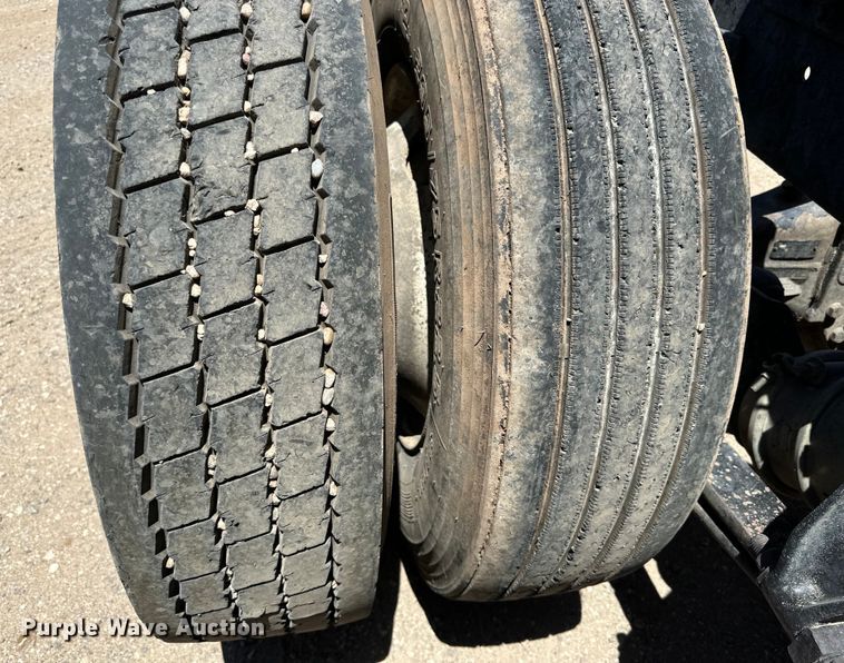 image for item DK6643 1992 Freightliner FLD semi truck