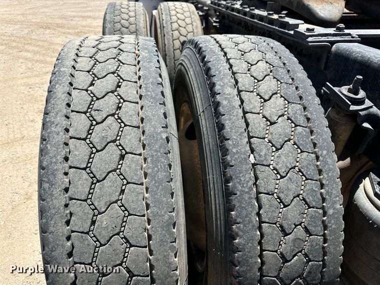 image for item DK6643 1992 Freightliner FLD semi truck