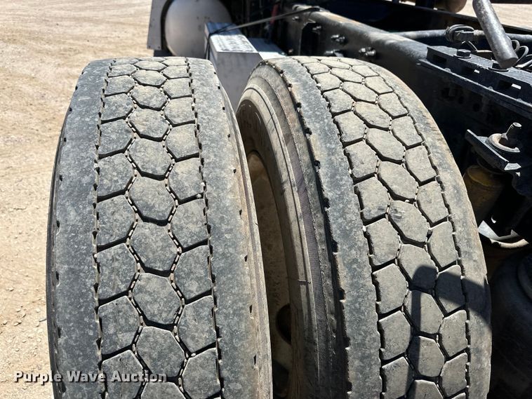 image for item DK6643 1992 Freightliner FLD semi truck