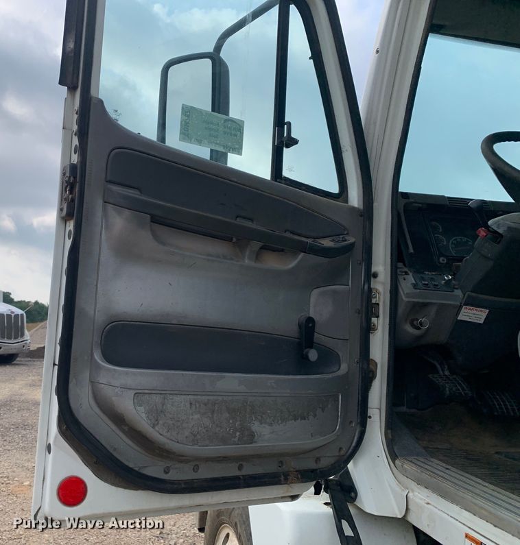 image for item DM7875 2007 Freightliner Columbia semi truck