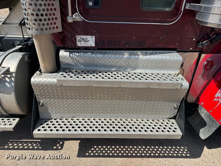 image for item DN3265 2011 Kenworth W900 semi truck