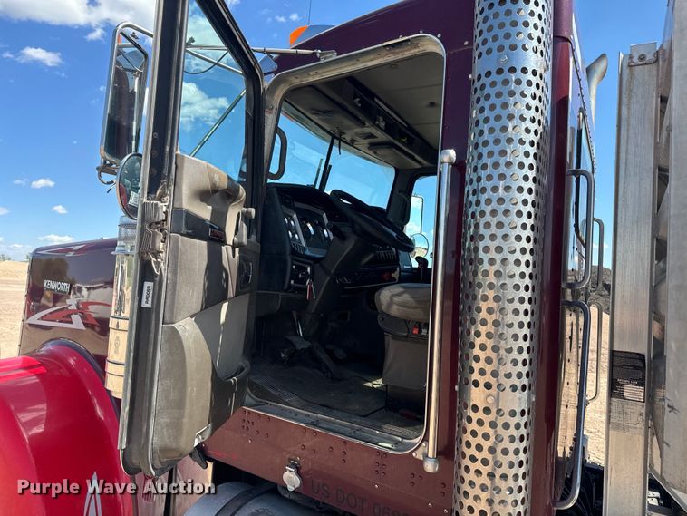 image for item DN3265 2011 Kenworth W900 semi truck