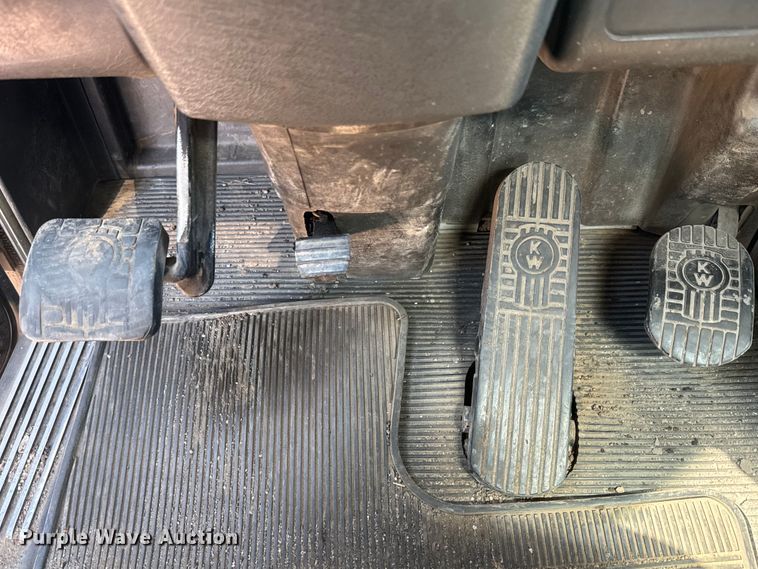 image for item DN3265 2011 Kenworth W900 semi truck