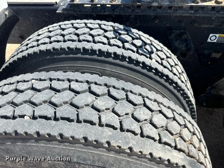 image for item DN3265 2011 Kenworth W900 semi truck