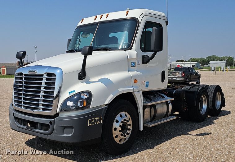 image for item DP0913 2016 Freightliner Cascadia 125 semi truck