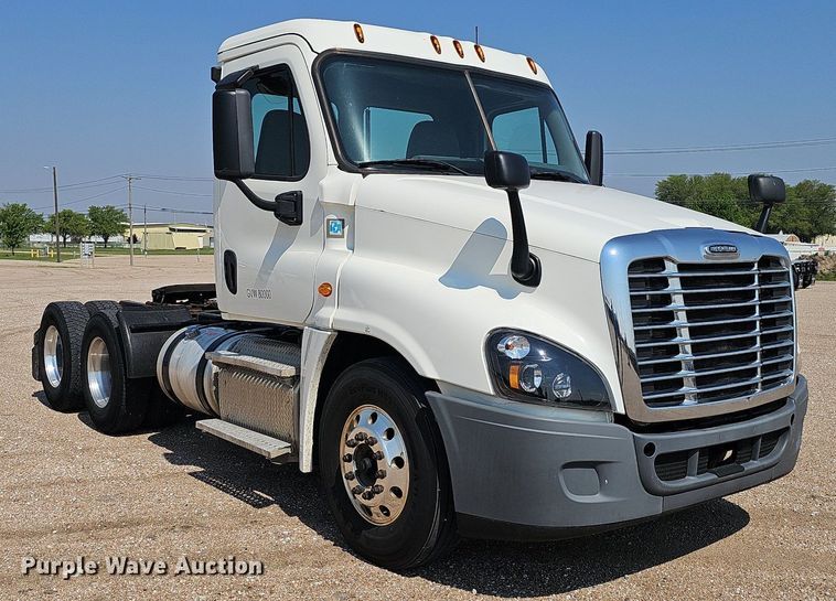image for item DP0913 2016 Freightliner Cascadia 125 semi truck
