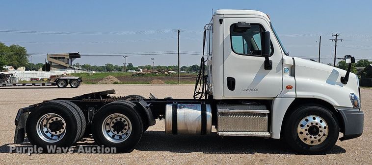 image for item DP0913 2016 Freightliner Cascadia 125 semi truck