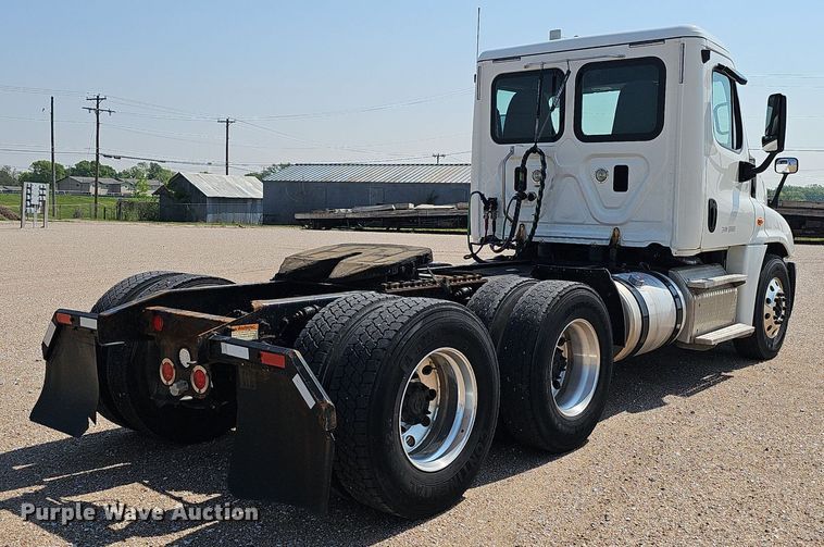 image for item DP0913 2016 Freightliner Cascadia 125 semi truck