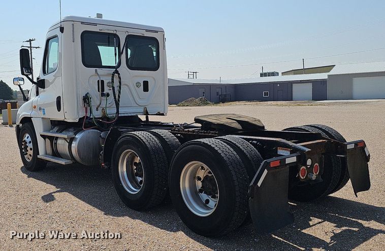 image for item DP0913 2016 Freightliner Cascadia 125 semi truck