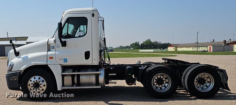 image for item DP0913 2016 Freightliner Cascadia 125 semi truck