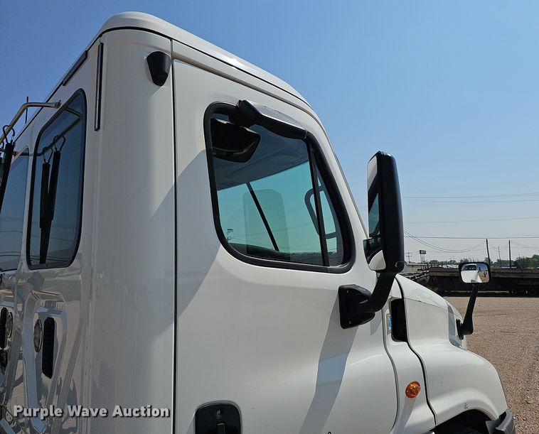 image for item DP0913 2016 Freightliner Cascadia 125 semi truck