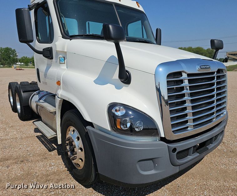 image for item DP0913 2016 Freightliner Cascadia 125 semi truck