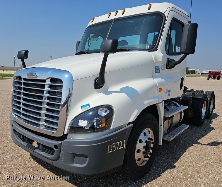 image for item DP0913 2016 Freightliner Cascadia 125 semi truck