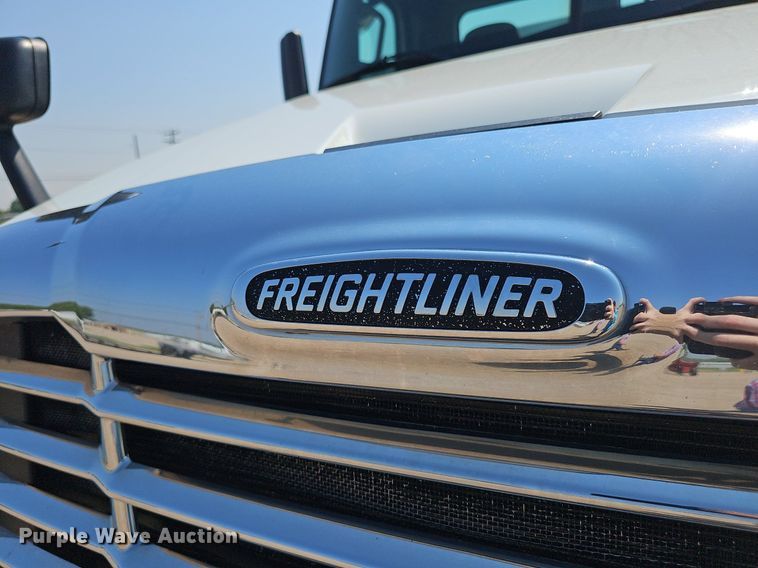 image for item DP0913 2016 Freightliner Cascadia 125 semi truck