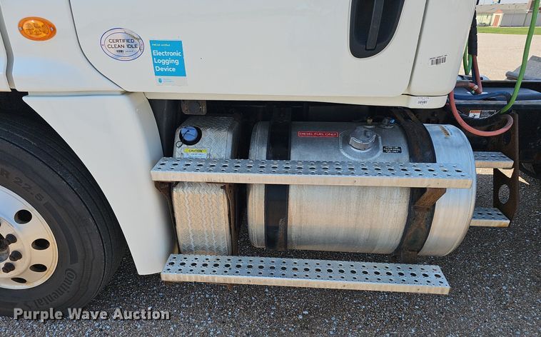 image for item DP0913 2016 Freightliner Cascadia 125 semi truck