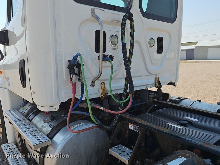 image for item DP0913 2016 Freightliner Cascadia 125 semi truck